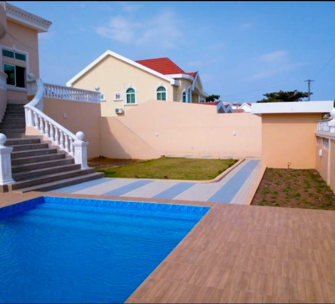 Villa avec piscine à vendre à Agblangandan à Sèmè-Podji, Bénin