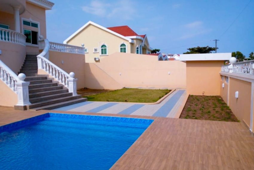 Villa avec piscine à vendre à Agblangandan à Sèmè-Podji, Bénin