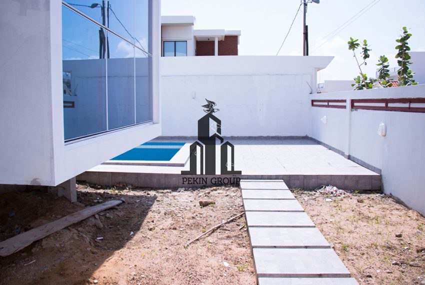 La cours d'une villas à vendre à Cotonou Bénin