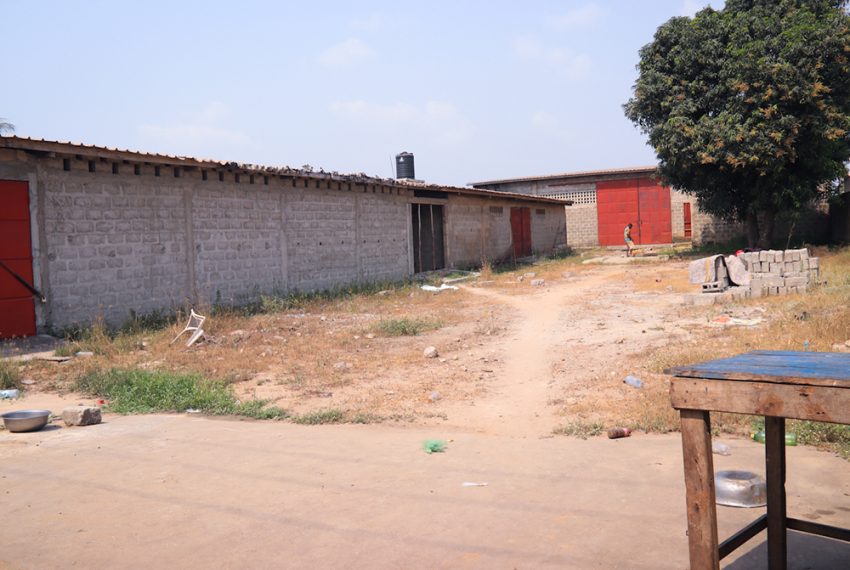 magasin à vendre à pahou en bordure du goudron cotonou lomé au bénin
